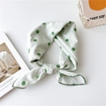 Petit foulard en coton et lin vert menthe à pois vert foncé avec une texture légère - Fleur à Points Verts (FJ6022) / 60*60cm