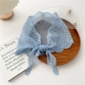 Foulard in pizzo azzurro con elegante motivo traforato per il collo o per i capelli - 30x115cm / Azzurro