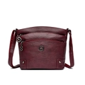 Borsa a tracolla in ecopelle bordeaux con tasche a zip e dettaglio logo in metallo - Borgogna