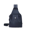 Mini zaino in nylon blu scuro impermeabile con design a pieghe e logo in metallo argento - Blu scuro