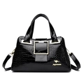 Bolso de mujer negro con diseño de cocodrilo, detalles dorados y correa ajustable - Negro