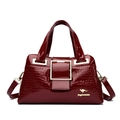 Elegante borsa rosso scuro con motivo a coccodrillo, logo dorato e pelle lucida - Borgogna
