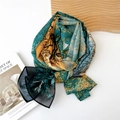 Sciarpa in chiffon con stampa foresta verde scuro e gialla in un display drappeggiato - 35*145cm / Cavallo della Foresta Vintage (5纱巾森林马)