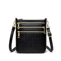 Borsa a tracolla nera in pelle goffrata coccodrillo con tre zip dorate e cinturino - Nero