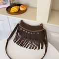 Dunkelbraune Vintage-Umhängetasche im Boho-Stil mit Fransen und gewebten Mustern - Braun