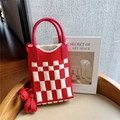Dettaglio della trama della borsa in maglia a scacchi rossi e bianchi con manici - Scacchiera Rosso e Beige