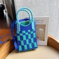 Dettaglio mini borsa in maglia a scacchi blu e verdi con manici in gomma azzurra - Scacchiera Blu e Ciano