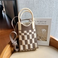 Dettaglio mini borsa in maglia a scacchi per cellulare con manici rigidi in resina - Scacchiera caffè e beige