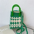 Dettaglio mini borsa per cellulare in maglia verde con motivo a foglie bianche - Verde / Bianco Jacquard