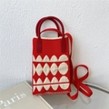 Dettaglio borsa porta cellulare in maglia rossa e bianca con motivo e manico in silicone - Rosso / Bianco Jacquard