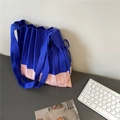 Detail der blau-rosa gestrickten Plissee-Tasche mit Faltenstruktur und Kordelzug-Akzent - 25*70cm / Blau Rosa(4)