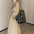 Minimalistische Strick-Einkaufstasche mit schwarz-weißem geometrischem Muster und breiten Trägern - Diagonal-Köper-Stil / Schwarz