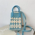 Dettaglio mini borsa a tracolla in maglia blu con motivi beige e manici rotondi - Celeste / Beige Jacquard