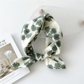 Foulard en lin et coton à motif marguerites vertes avec un style de nœud doux - 58*58cm / Fond Beige Fleurs Vertes à Plusieurs Pétales
