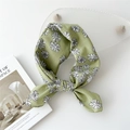 Petit foulard en coton et lin vert clair avec imprimé marguerites blanches - 58*58cm / Fond Vert Fleurs Blanches à Plusieurs Pétales