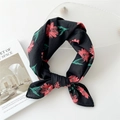 Foulard en coton noir avec motifs floraux roses et design à nœud pour femmes - 58*58cm / Feuilles Vertes Fleurs Roses