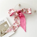 Pañuelo de satén con flores rosas anudado como lazo para el cabello y cuello mujer - 1 Rosa Floral Blanco