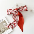 Elegante pañuelo de seda rojo con cuadros y flores atado como lazo para el cabello - 2 Flor Pequeña Diamante Discontinuo