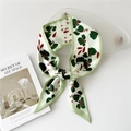 Foulard étroit en soie pour femme avec motif de feuilles vertes et fleurs sur fond blanc - 5 Feuilles Vertes
