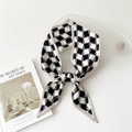 Foulard étroit à damier avec liseré violet, noué de manière élégante sur fond blanc pur - 6 Damier noir et blanc