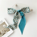 Petit foulard en soie à motif chaîne géométrique bleu sarcelle noué en nœud - 6 Carré Géométrique Sarcelle