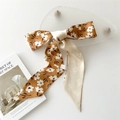 Foulard en satin floral caramel noué en nœud, texture soyeuse et tombé élégant - 7 Fleurs Blanches Caramel