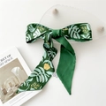 Élégant foulard en soie vert foncé avec motif tropical utilisé comme ruban à cheveux - 10 Feuille Tropicale Verte