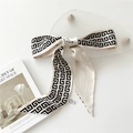 Élégant foulard en soie beige avec motif grec noir et broderie Love raffinée - 11 Clé Grecque Beige