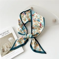 Foulard twilly imprimé floral avec bordure vert foncé et base blanc crème sur fond artistique - 13 Fleurs sauvages
