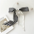 Petit foulard en soie à motif pied-de-poule noir et blanc noué en joli nœud - 13 Motif Pied-de-poule