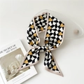 Écharpe étroite en soie avec damier noir blanc et motifs cœurs jaunes sur fond blanc - 15 Cœurs dorés