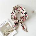 Foulard étroit en soie à imprimé léopard rose et beige noué comme accessoire de mode - Léopard 23