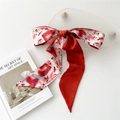 Élégant foulard rouge en soie à motifs de cœur noué en nœud sur un support chic - 17 Motif Cœur Rouge