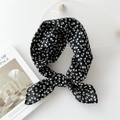 Bandeau à cheveux en coton noir avec motif floral blanc sur bureau minimaliste - 58*58cm / Fleur de Fourche Noir