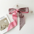 Foulard étroit en soie rose avec imprimé chaîne noué en un élégant nœud papillon - 22 Rayures de Chaîne Roses
