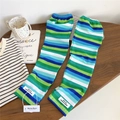 Detail van kleurrijke gestreepte gebreide mouwen met merklogo-label en zachte premium textuur - Eén maat / Groene Regenboog Gestreept