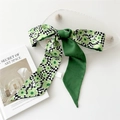 Foulard en soie vert à damier et motif marguerite noué en un joli nœud - 24 Damiers Marguerite Verte