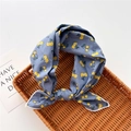 Foulard in cotone blu con stampe di ciliegie gialle su un vassoio di rattan - 58cm / 3 Ciliegia Gialla