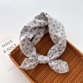 Dettaglio di un foulard in cotone con stampa floreale blu e arancione su grigio chiaro - 58cm / 2 Calla Blu