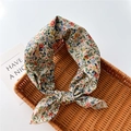 Foulard di cotone con micro motivo floreale vintage in un vassoio di vimini rustico - 58cm / 4 Giardino Floreale