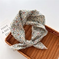 Dettaglio di un foulard in cotone lino a fiori colorati in un cestino di vimini - 58cm / 6 Fiore di Filo di Seta Grigio