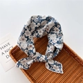 Dettaglio di una sciarpa in cotone e lino blu navy con motivo a girasoli - 58cm / 7 Fiori di Pesco Blu Notte