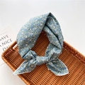 Dettaglio di un foulard in cotone e lino azzurro a fiori annodato in un cesto intrecciato - 58cm / 14 Fiore Bicolore Blu Bianco