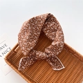 Dettaglio di fascia per capelli marrone a fiori in cotone con cuciture bianche - 58cm / 16 Fiore a Gomitolo Caramello