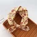 Dettaglio del foulard in cotone e lino giallo zenzero con motivi floreali rossi - 58cm / 20 Fiore Secco Giallo Tenue