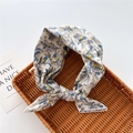 Dettaglio del foulard in cotone e lino con motivo floreale a foglie blu e frutti gialli - 58cm / 22 Malus Baccata Beige