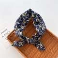 Dettaglio della sciarpa in cotone e lino blu navy con stampa di frutti e bordo verde - 58cm / 23 Malus Baccata Blu Notte