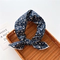 Dettaglio foulard di seta floreale blu navy con motivi crema su vassoio intrecciato - 58cm / 25 Foglia Stella Blu Notte