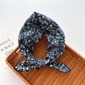 Foulard in cotone e lino blu scuro con fiori bianchi su un vassoio di vimini elegante - 58cm / 28 Lampranthus Blu Notte