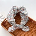 Foulard in cotone a fiori rossi e blu presentato in un cesto di vimini rustico - 58cm / 29 Lampranthus Blu